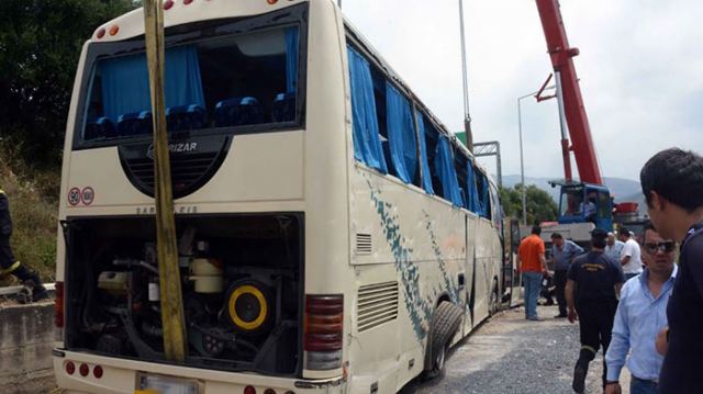 Σύγκρουση ΙΧ με λεωφορείο – Τραυματίες πατέρας και γιος