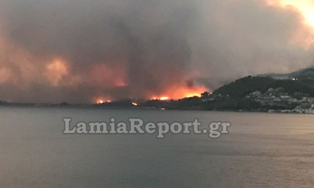 Ξεφεύγει η κατάσταση στην Εύβοια - Καίγονται σπίτια - ΒΙΝΤΕΟ