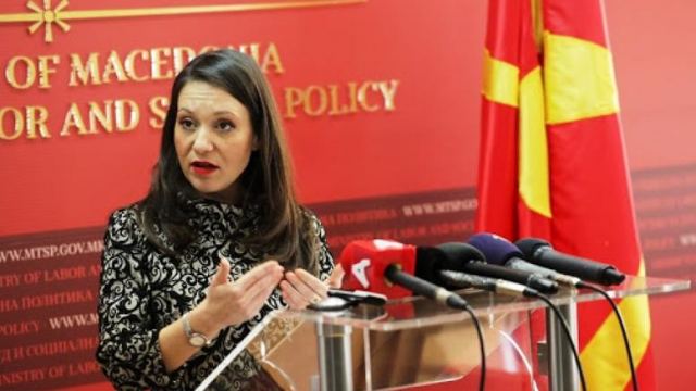 Διώχνουν την υπουργό που ανέβασε την πινακίδα Δημοκρατία της Μακεδονίας
