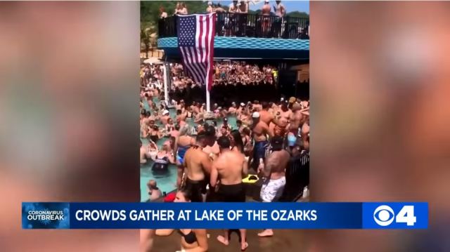 ΗΠΑ: Viral το βίντεο από πάρτι σε πισίνα παρουσία εκατοντάδων ανθρώπων - Σφοδρές αντιδράσεις