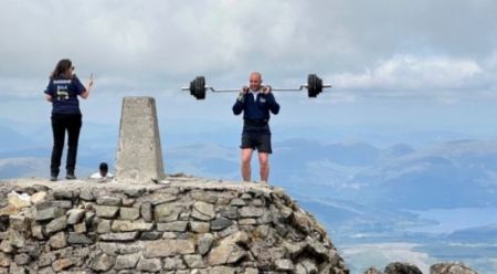 Σκαρφάλωσε το ψηλότερο βουνό της Αγγλίας με μια μπάρα 100 κιλών στην πλάτη