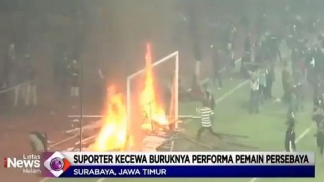 Οπαδοί έκαψαν και κατέστρεψαν γήπεδο στην Ινδονησία