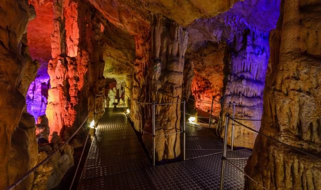 Σπήλαιο Σφενδόνη: Το σπήλαιο που υποδέχεται τους επισκέπτες στα Ζωνιανά