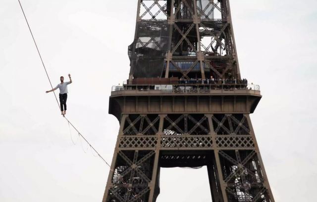 Γαλλία: Ακροβάτης περπάτησε σε τεντωμένο σχοινί από τον Πύργο του Άιφελ στον Σηκουάνα