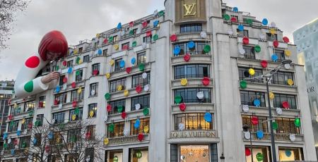 Ξαφνικά, μια τεράστια γυναικεία φιγούρα αγκάλιασε όλο το κτίριο της Louis Vuitton στο Παρίσι - Απλά εντυπωσιακό