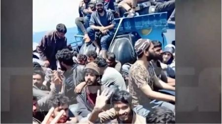 Βίντεο ντοκουμέντο μέσα από το αλιευτικό σκάφος πριν ναυαγήσει στα ανοιχτά της Πύλου - Ο «βασανιστής» διακινητής έβριζε και χτυπούσε τους μετανάστες