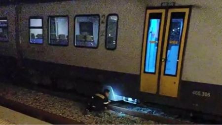 «Λαχτάρησαν» οι επιβάτες του προαστιακού στην Κινέτα - Σπινθήρες τον ανάγκασαν να σταματήσει (βίντεο)