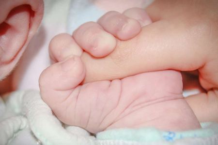 Επίδομα γέννας: Ποιες μητέρες θα το λάβουν αυξημένο – Πότε θα καταβληθεί