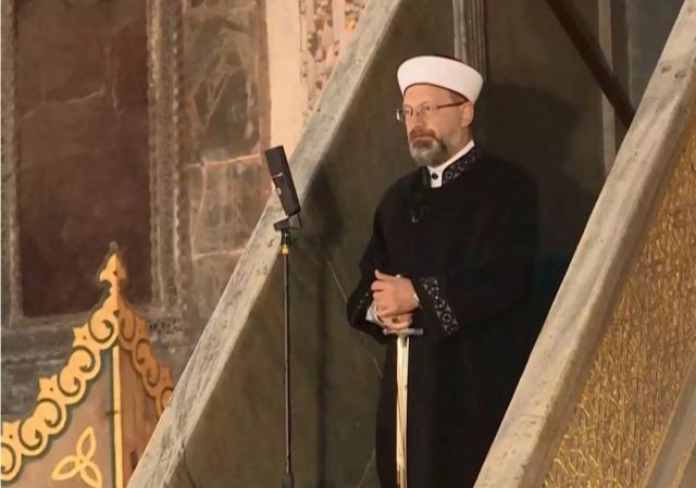 Αγία Σοφιά: Κατακλύστηκε από μουσουλμάνους για το Μπαϊράμι – Ο Ιμάμης με το σπαθί του κατακτητή