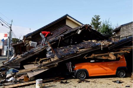 Γυναίκα 90 ετών ανασύρθηκε ζωντανή από τα χαλάσματα του μεγάλου σεισμού στην Ιαπωνία - 126 νεκροί και 222 αγνοούμενοι