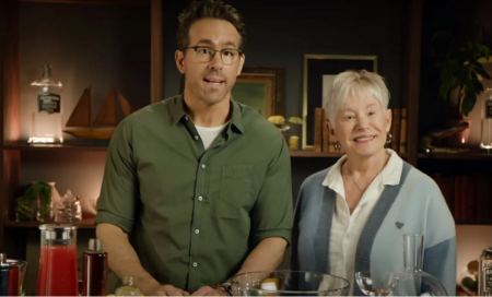 Ο Ράιαν Ρέινολντς αφιερώνει κοκτέιλ στη μητέρα του για τη Γιορτή της Μητέρας σε ένα απολαυστικό βίντεο