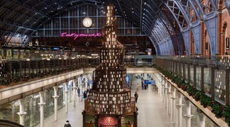 Το εντυπωσιακό χριστουγεννιάτικο δέντρο του σταθμού St. Pancras στο Λονδίνο - Φτιαγμένο από 3.800 βιβλία (ΦΩΤΟ)