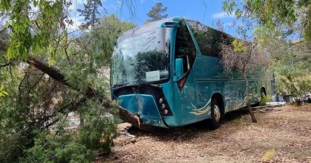 Τροχαίο ατύχημα με σχολικό λεωφορείο στην Αίγινα - Τραυματίστηκαν ελαφρά τρία παιδιά