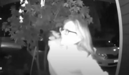 Κάμερα ασφαλείας σπιτιού κατέγραψε καρέ - καρέ την αρπαγή γυναίκας - Συνελήφθη ο δράστης