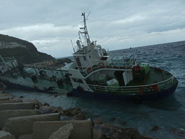 Τουρκικό πλοίο με μετανάστες και πρόσφυγες προσάραξε στην Κέα