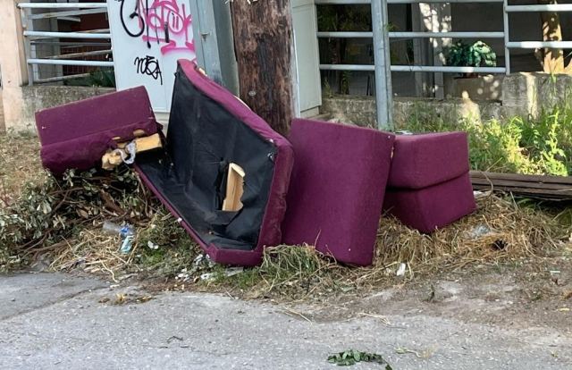 Καναπέδες που «ξεκουράζονται» στο δρόμο εδώ και μέρες