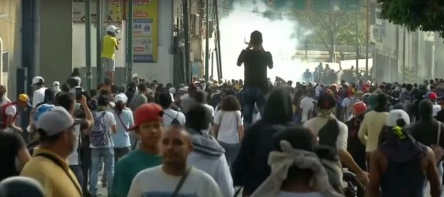 Βενεζουέλα: Κόλαση με ξύλο και δακρυγόνα σε διαδήλωση κατά του Μαδούρο!