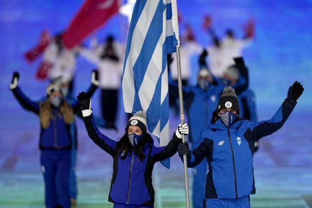 Ένα κορίτσι από τη Φθιώτιδα με την Ελληνική σημαία στους Χειμερινούς Ολυμπιακούς