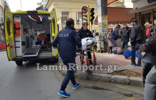 Λαμία: Νεαρός σωριάστηκε στο πεζοδρόμιο - ΒΙΝΤΕΟ