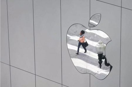 «Μήλο» από χρυσάφι – Η Apple έγινε η πρώτη εταιρεία με αξία πάνω από 3 τρισ. δολάρια