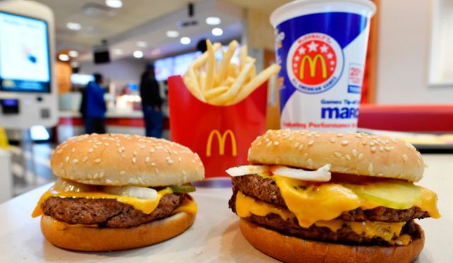 Βίντεο-σοκ εργαζόμενου σε McDonald’s που δίνει «μισοφαγωμένα» μπέργκερ σε πελάτες
