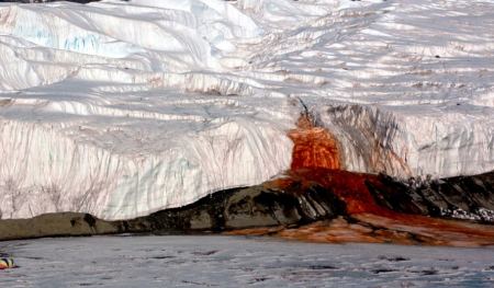 Το μυστήριο των «ματωμένων» καταρρακτών στην Ανταρκτική επιλύθηκε μετά από δεκαετίες