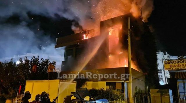 Πανικός από πυρκαγιά σε γνωστό φαγάδικο στο Παλαιό Φάληρο (ΒΙΝΤΕΟ-ΦΩΤΟ)
