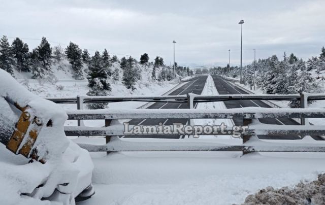 Χιονιάς: Κλειστή η εθνική οδός Αθηνών - Λαμίας και στα δύο ρεύματα
