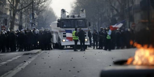 Κίτρινα Γιλέκα: Συγκρούσεις, δακρυγόνα και φωτιές στο Παρίσι για 19η εβδομάδα