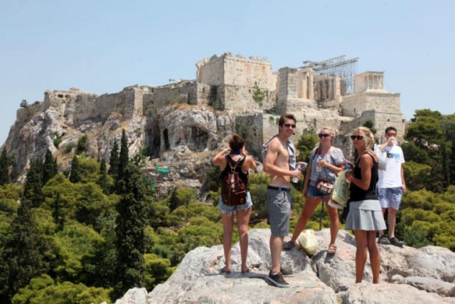 «Ακόμα και η Ακρόπολη μπορεί να υπαχθεί στο Υπερταμείο» - Εξοργισμένοι οι αρχαιοφύλακες με τη μεταβίβαση μνημείων