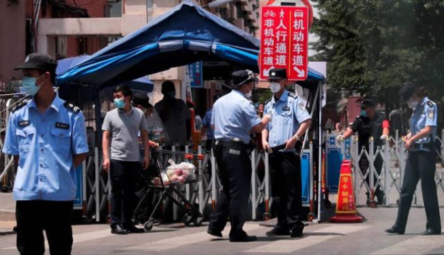 Πεκίνο: Διαψεύδει ότι επέβαλε σε Αμερικανούς διπλωμάτες να υποβληθούν σε πρωκτικό τεστ για κορωνοϊό