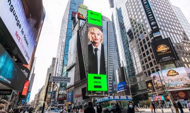 Τάμτα: Εμφανίστηκε σε Billboard στην Times Square