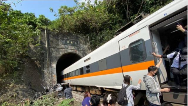 Ταϊβάν: Τρένο συγκρούστηκε με ΙΧ που δεν είχε σταθμεύσει σωστά - Τουλάχιστον 36 νεκροί