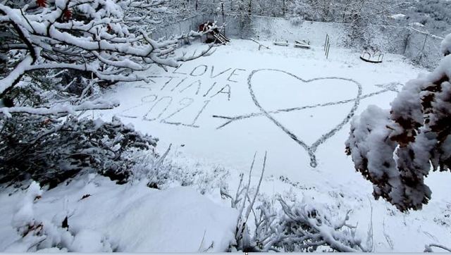 Έφτιαξε καρδιά μέσα στο χιόνι - ΦΩΤΟ