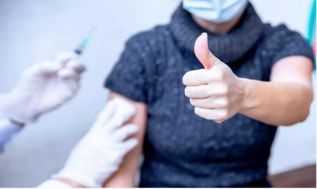 Κορωνοϊός: Αυτές οι τρεις παρενέργειες μετά το εμβόλιο σημαίνουν ότι λειτουργεί