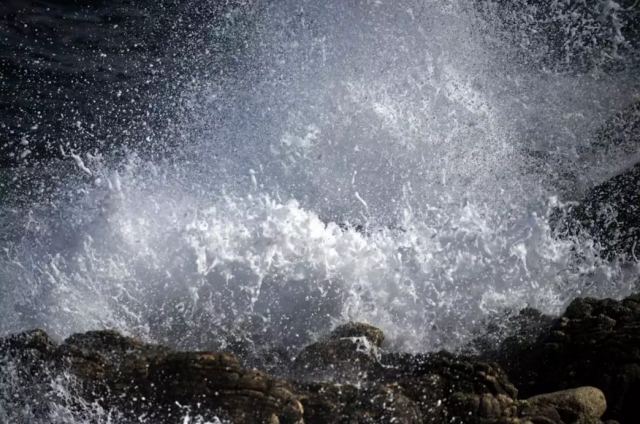 Μύκονος: Τα κύματα του πλοίου πέταξαν τη δασκάλα στα βράχια! 40 ράμματα μετά το πιο τρομακτικό μπάνιο της