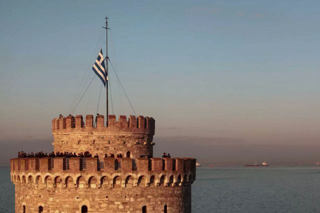 Θεσσαλονίκη - Άγιος Δημήτριος: Η έπαρση της ελληνικής σημαίας στον Λευκό Πύργο μπροστά στην Κατερίνα Σακελλαροπούλου