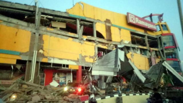 Ανείπωτος θρήνος στην Ινδονησία – 384 νεκροί από τον σεισμό και το καταστροφικό τσουνάμι – video