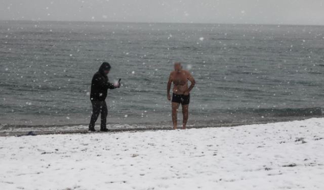 Κακοκαιρία Ελπίδα: Παρά τον χιονιά βούτηξε στη θάλασσα - Ατρόμητος κολυμβητής στο Φάληρο