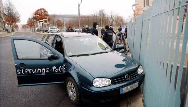 Συναγερμός στο Βερολίνο! Αυτοκίνητο έπεσε στην πόρτα της καγκελαρίας - Γραμμένο &quot;μήνυμα&quot; στις πόρτες (pics)