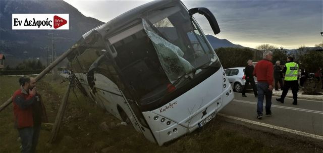Τουριστικό λεωφορείο έπεσε σε κολώνα της ΔΕΗ - Μία τραυματίας