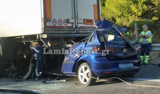 Αυτοκίνητο «καρφώθηκε» σε νταλίκα - Νεκρός ο 42χρονος οδηγός