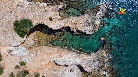 Ο κόλπος της Αφροδίτης: Η κρυφή, ερωτική παραλία της Αττικής που αναζητούν καταφύγιο οι ερωτευμένοι