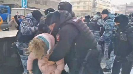 Πάνω από 110 συλλήψεις στη Ρωσία μετά τον θάνατό του Ναβάλνι - Οργισμένη η Δύση ζητά να λογοδοτήσει ο Πούτιν