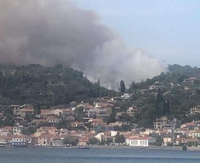 Πυρκαγιά κοντά στα σπίτια στη Λίμνη Ευβοίας