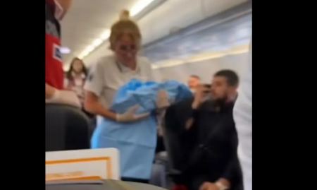 Κωνσταντινούπολη: Γέννησε λίγο πριν την απογείωση στην πτήση για Μασσαλία - Το βίντεο που έγινε viral