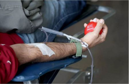 Ο πρέσβης του Ισραήλ έδωσε αίμα για τους τραυματίες του δυστυχήματος στα Τέμπη