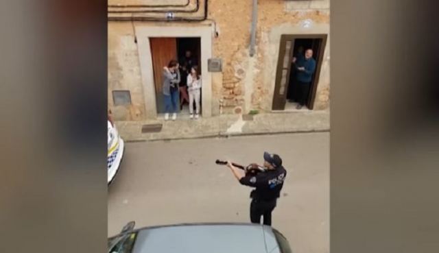 Ισπανία: Αστυνομικοί τραγουδούν σε οικογένειες που είναι σε καραντίνα