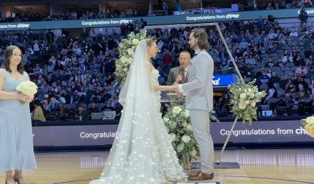 Ζευγάρι παντρεύτηκε στο ημίχρονο αγώνα του NBA
