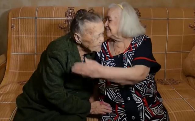 Ρωσία: Δύο αδερφές που χάθηκαν στον Β’ Παγκόσμιο Πόλεμο ξανασυναντήθηκαν 78 χρόνια μετά! video